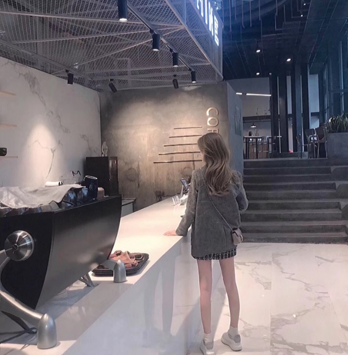 胸大臀圆的兼职学妹